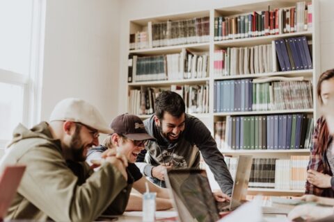 10 种常见的大学申请论文（College Essay）提示类型及应对策略